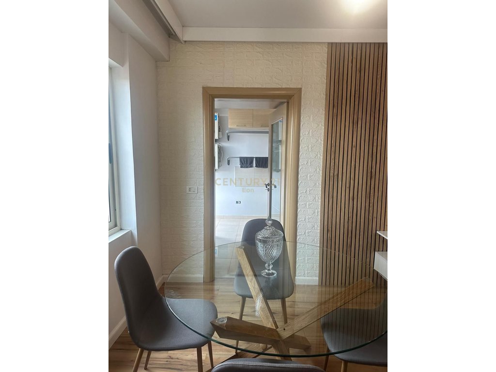 JEPET ME QERA APARTAMENT 1+1 PRANE HYRJES SE DURRESIT !