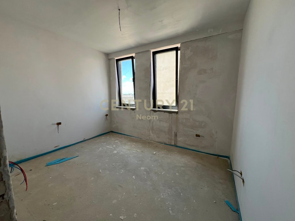 Shitet Apartament 2+1+post parkimi në Porto Lalzi, Hamallaj
