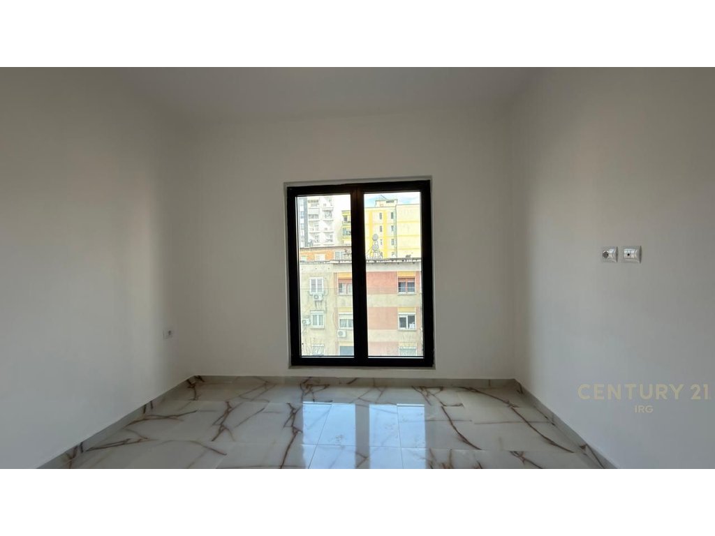 Jepet apartament 2+1+2 per Zyra tek Rruga e Barrikadave!