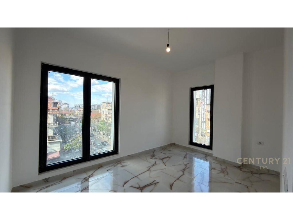 Jepet apartament 2+1+2 per Zyra tek Rruga e Barrikadave!