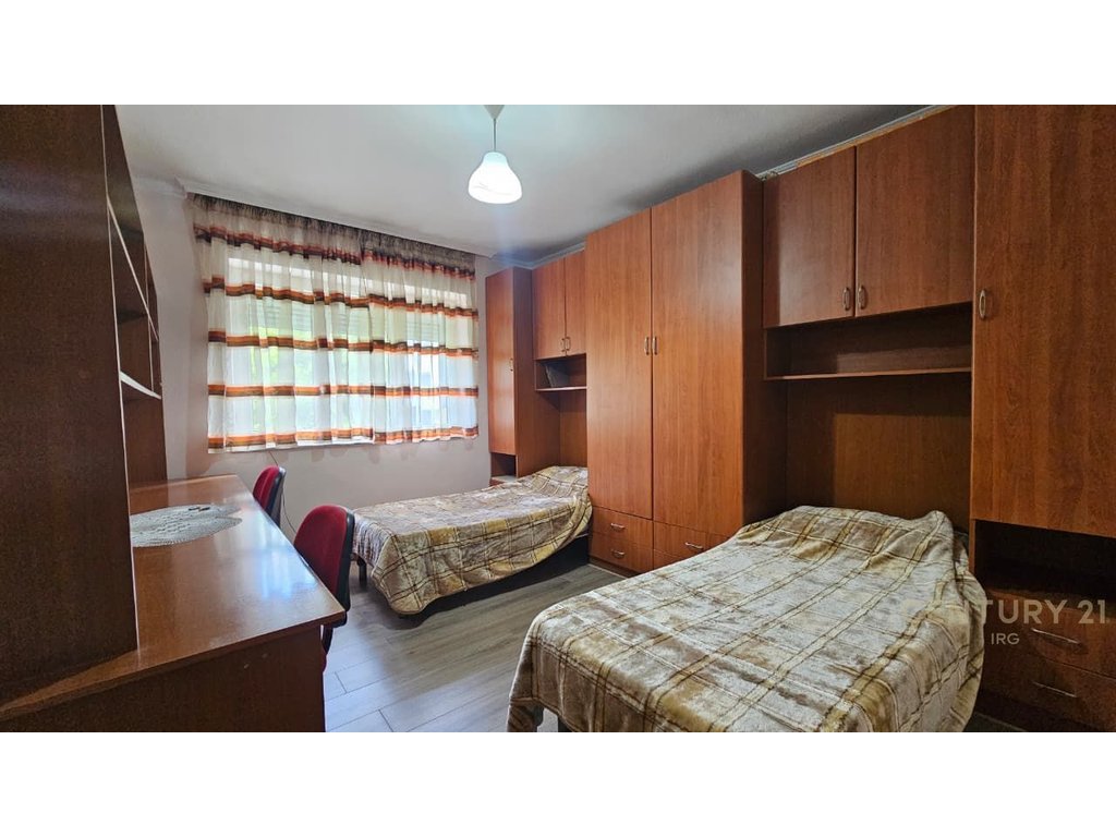 APARTAMENT 2+1 NË SHITJE TEK FUSHA E SPORTIT, ALI DEMI