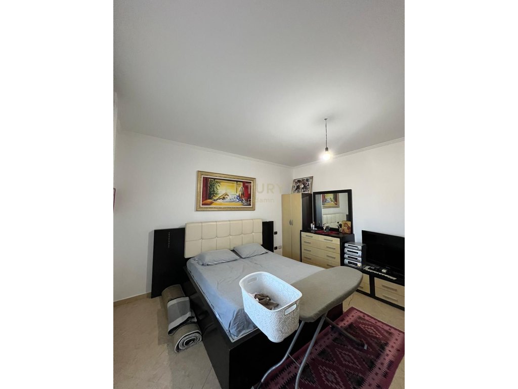 SHITET APARTAMENT 2+1+ VERANDE TE DREJTORIA E POLICISE !
