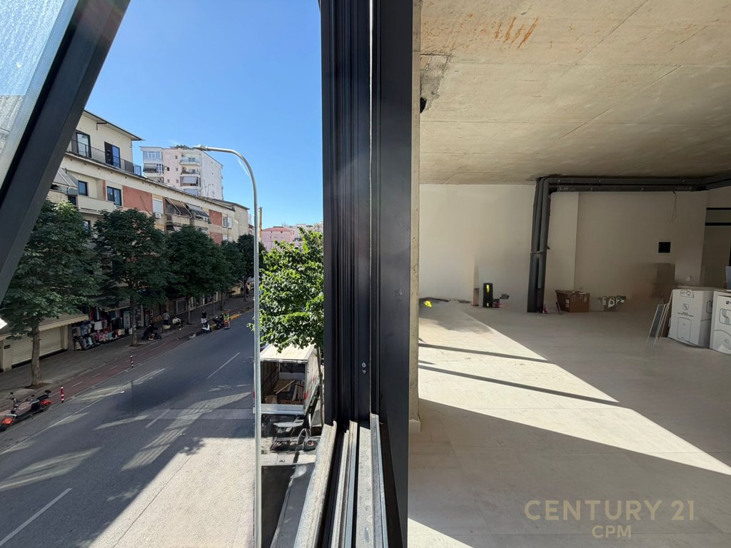 AMBIENT 358.5 METRA OPEN SPACE BUZE RRUGES BARRIKADAVE PER QIRA!