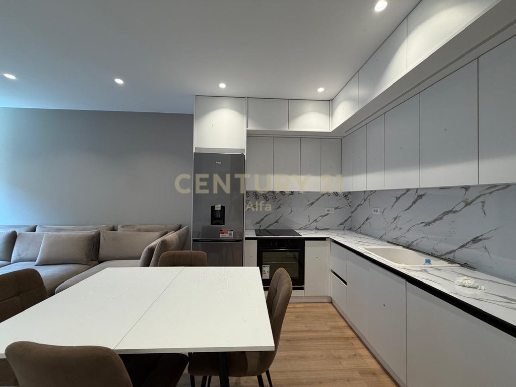 Jepet me qira apartament 1+1+1 Post parkimi në Kompleksin Xheluks,Rruga e Elbasanit!