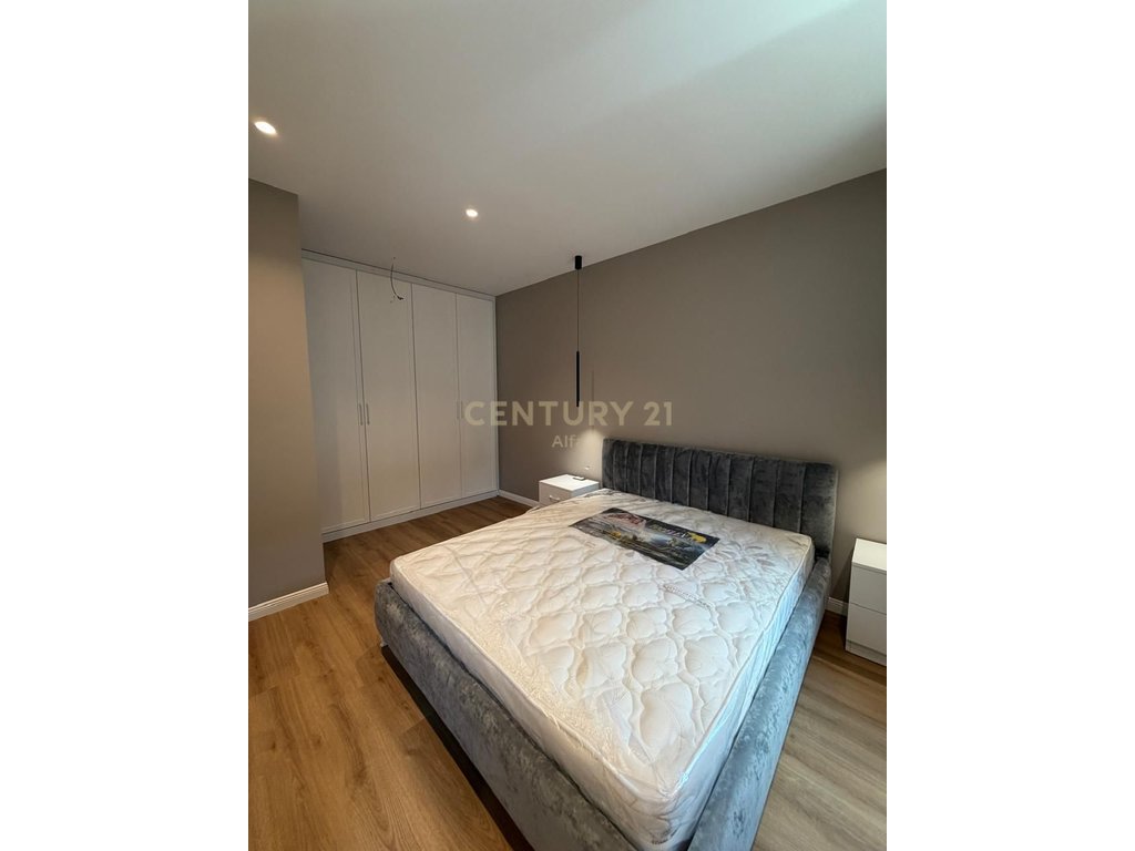 Jepet me qira apartament 1+1+1 Post parkimi në Kompleksin Xheluks,Rruga e Elbasanit!