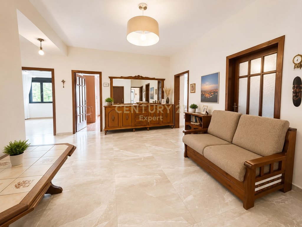 SHESIM APARTAMENT NE MYSLYM SHYR 182M2 KATI I PARE/MUNDESI BIZNESI !