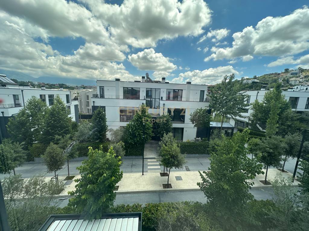 Shitet apartament luksoz Liqeni i Thate