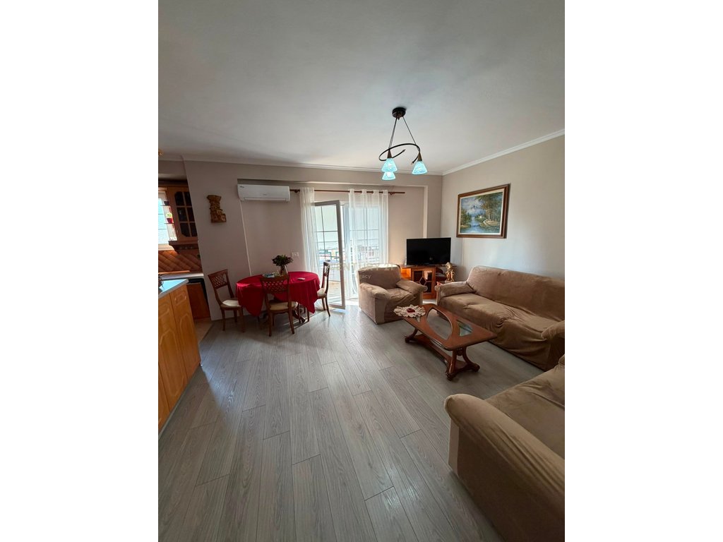 Apartament 2+1 me ballkon për qira – Rruga e Barrikadave, pranë shkollës “Lidhja e Prizrenit”