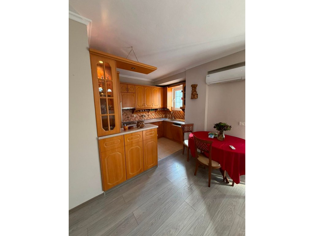 Apartament 2+1 me ballkon për qira – Rruga e Barrikadave, pranë shkollës “Lidhja e Prizrenit”