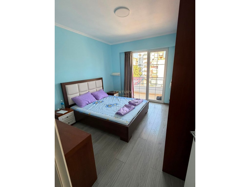 Apartament 2+1 me ballkon për qira – Rruga e Barrikadave, pranë shkollës “Lidhja e Prizrenit”
