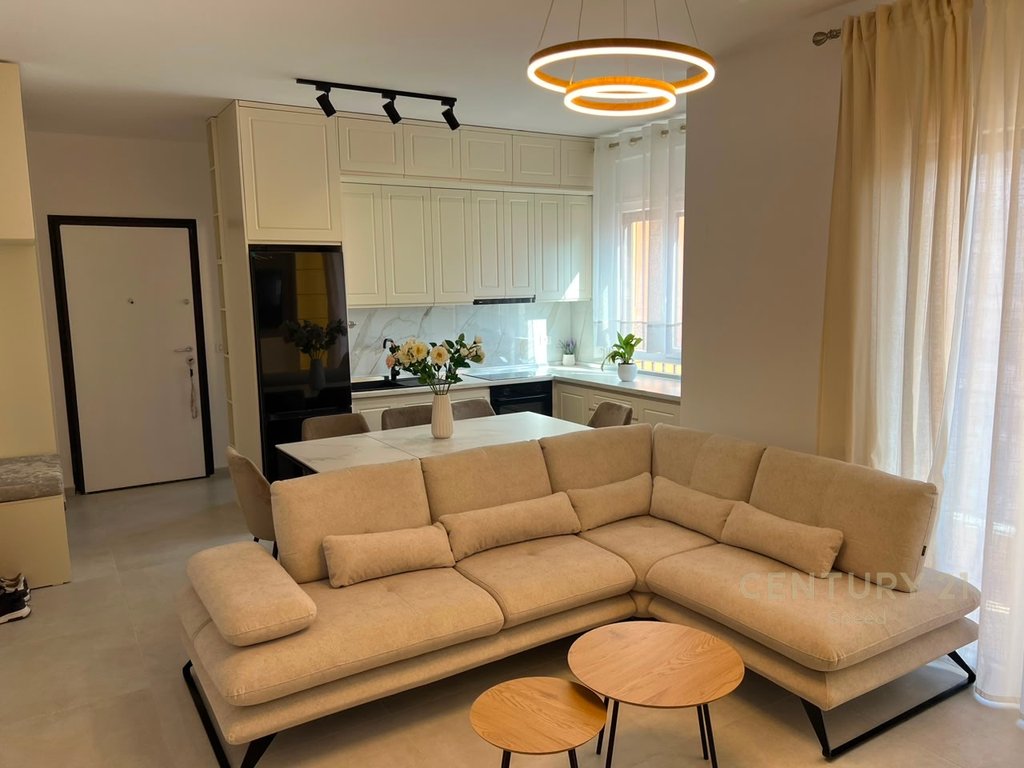 Ofrojme apartament 2+1+2 per qira prane Shkolles se Kuqe!