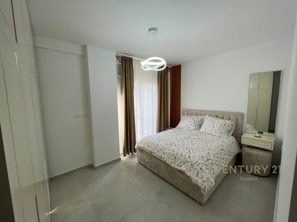 Ofrojme apartament 2+1+2 per qira prane Shkolles se Kuqe!
