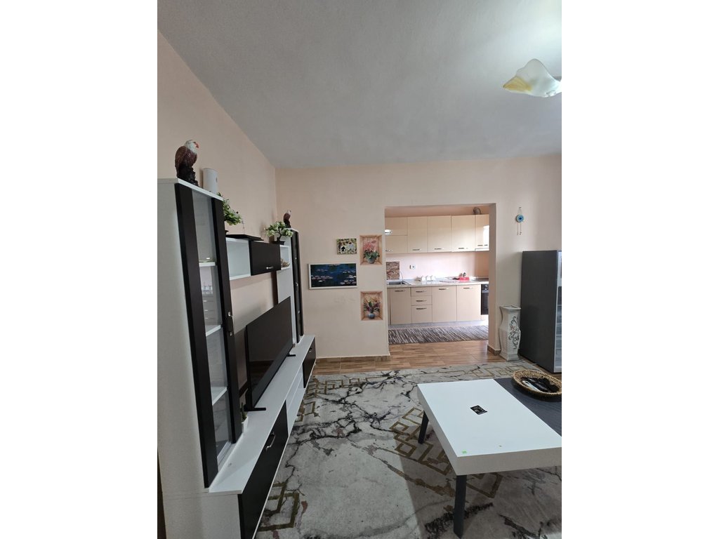 Shitet apartament 1+1 i mobiluar në qendër të Babrrus