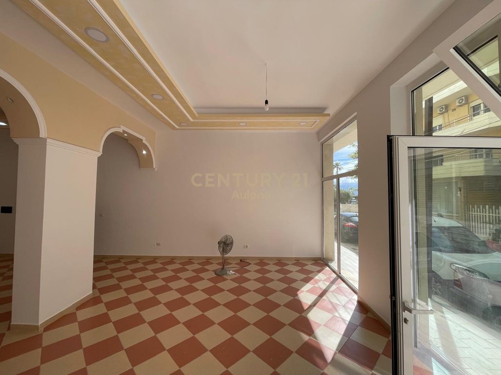Dyqan Me Qira në Lungomare, Vlorë - 600€
