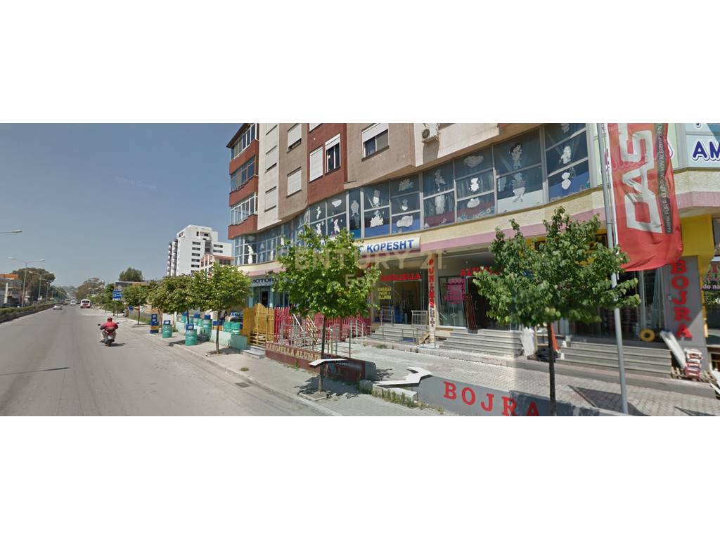 Ambient Komercial Me Qira në Hyrje te Durrësit !