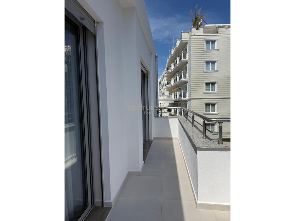 Apartament luksoz për shitje në Golem – vetëm 30 metra nga deti!