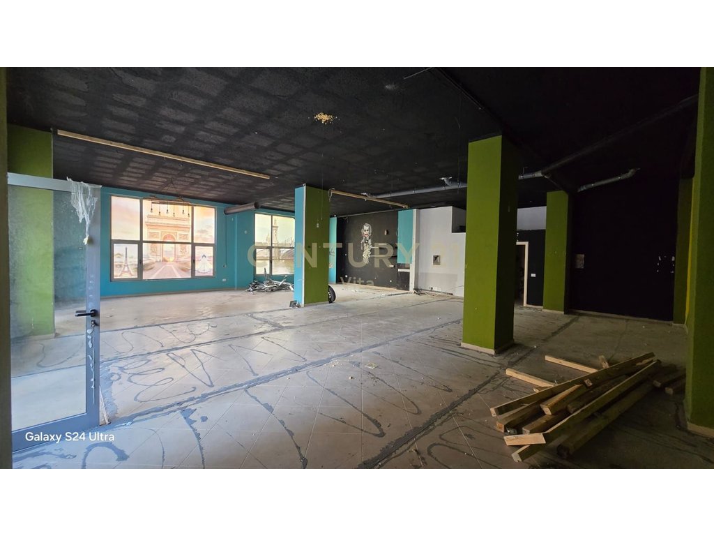 Ambient 170m2 me Qira në Durrës !