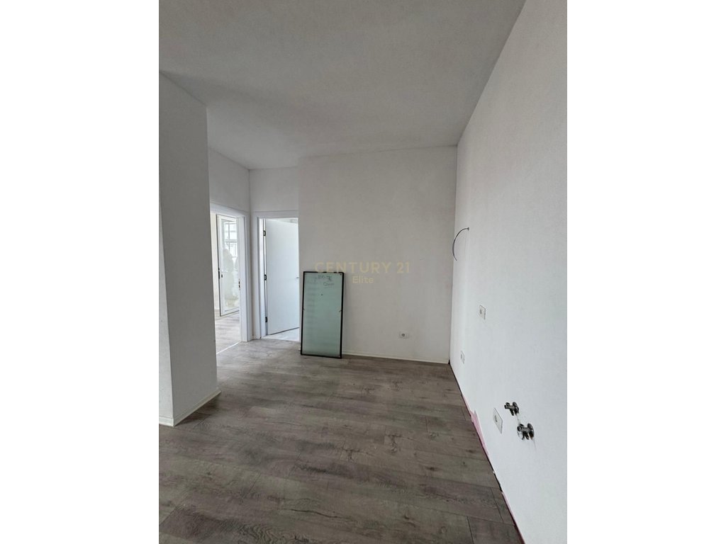 Shitet Apartament 1+1+Verandë në Kompleksin White Power, Kamez Qendër, Tiranë