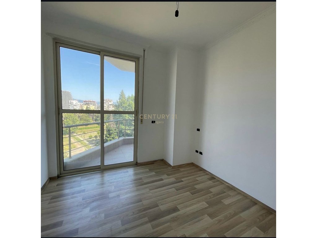 Shitet Apartament 3+1+2, Komuna e Parisit!!!