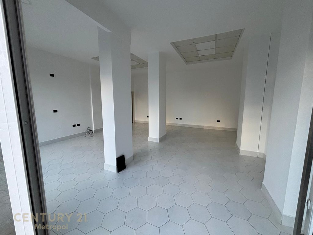 🏢 Ambient Komercial me Qira në Astir
📍 Pranë rrugës Rruga Teodor Keko