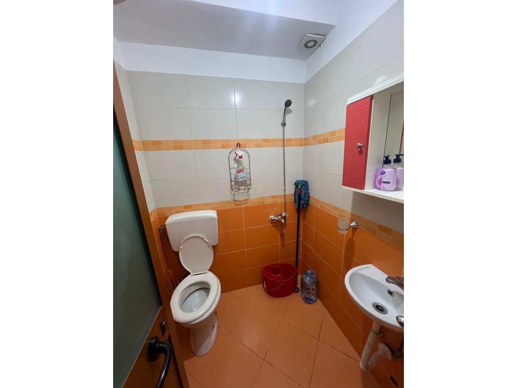 Disponojmë 2 Zyra dhe një apartament 1+1 Me Qira tek Bulevardi Zogu i Parë, Tiranë - 1200€ | 90 m²