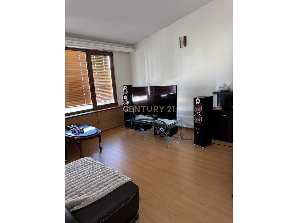 SHITET DUPLEX- RRUGA MUHAMET GJOLLESHA, TEK KRYQEZIMI I 21 DHJETORI, MBRAPA SHKOLLES SABAUDIN GABRANI!