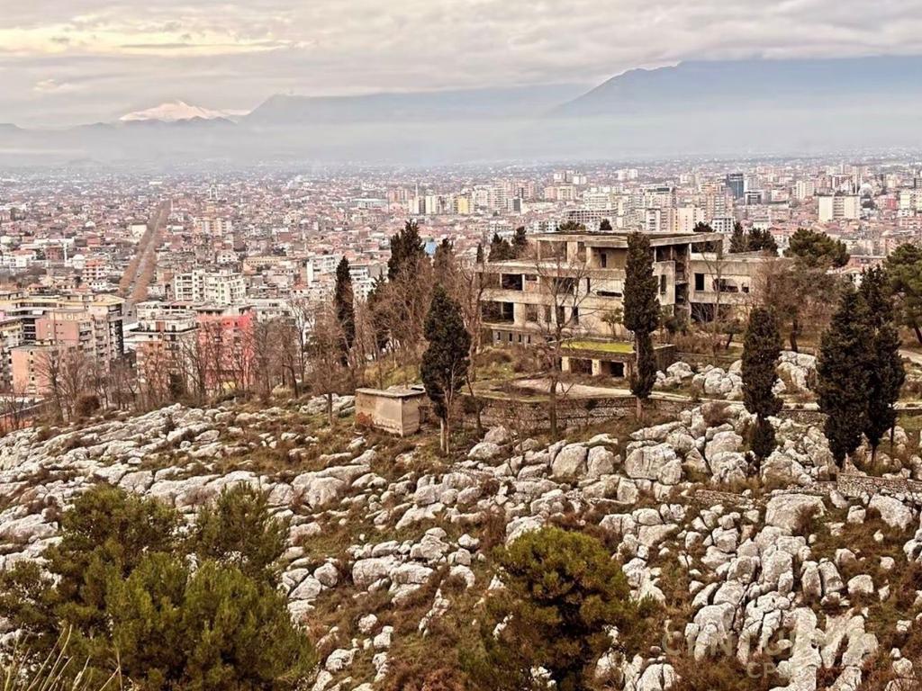 Tokë dhe objekt historik ne  Shkodër me siperfaqe trualli 11784 m² dhe ndertese 974.25 m²