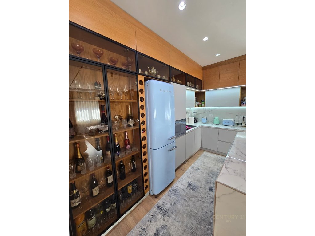 Apartament 3+1+2+ballkon+depo+garazhd tek Rruga e Kosovareve.