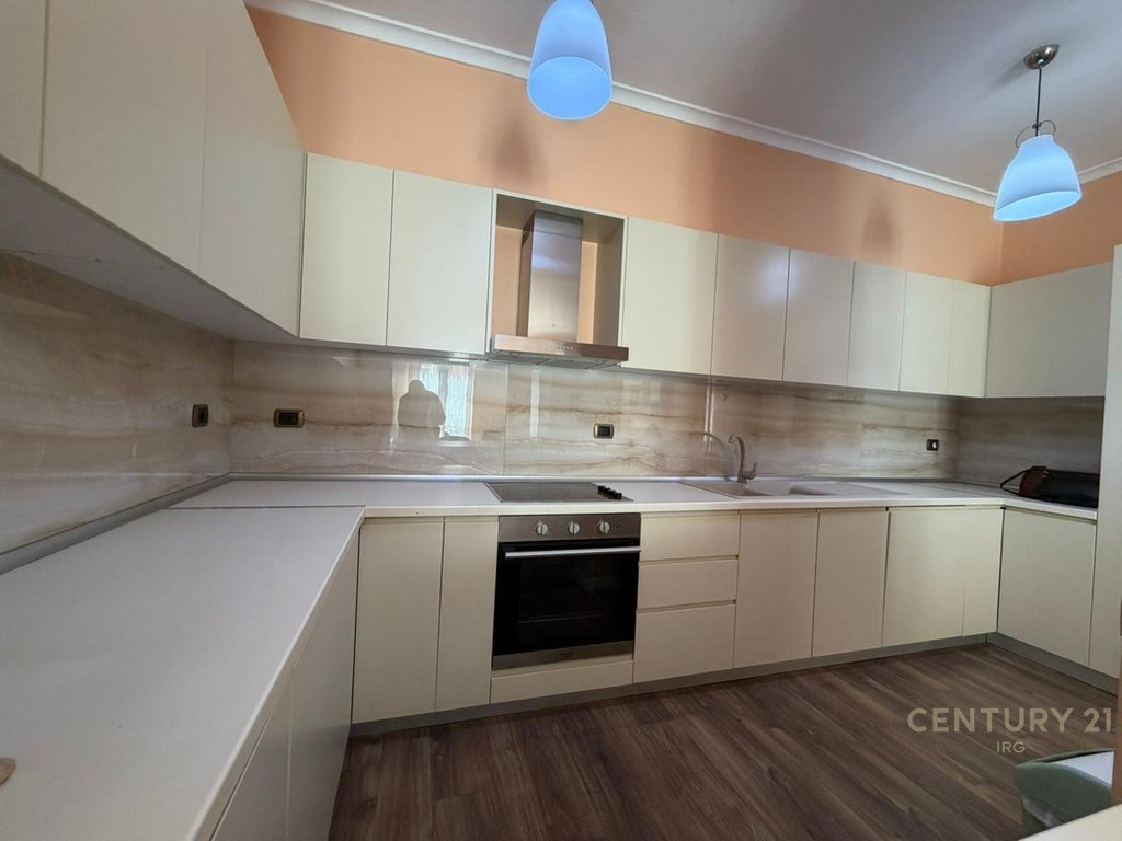 Apartament 3+1 ne Rrugen e Kavajes!