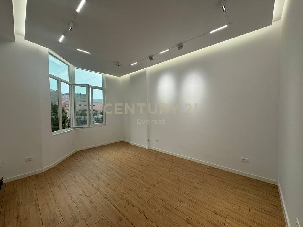 PRANE SQUARE 21, SHESIM GARSONIERE!