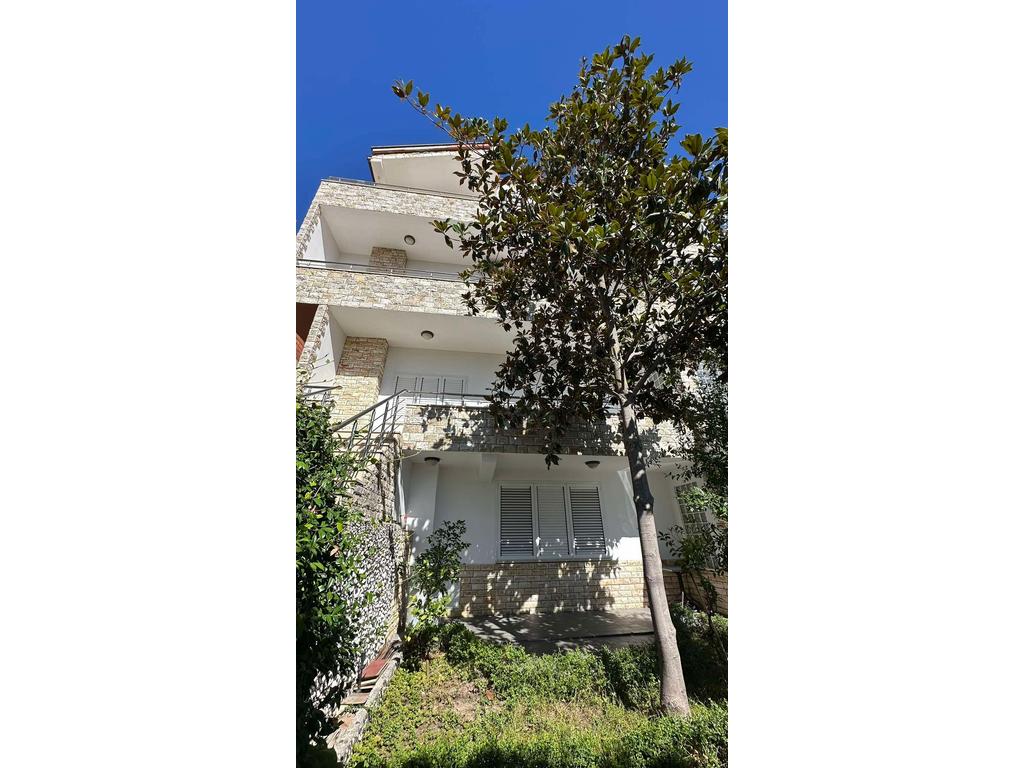 Godinë 4-katëshe për shitje për banim ose biznes!