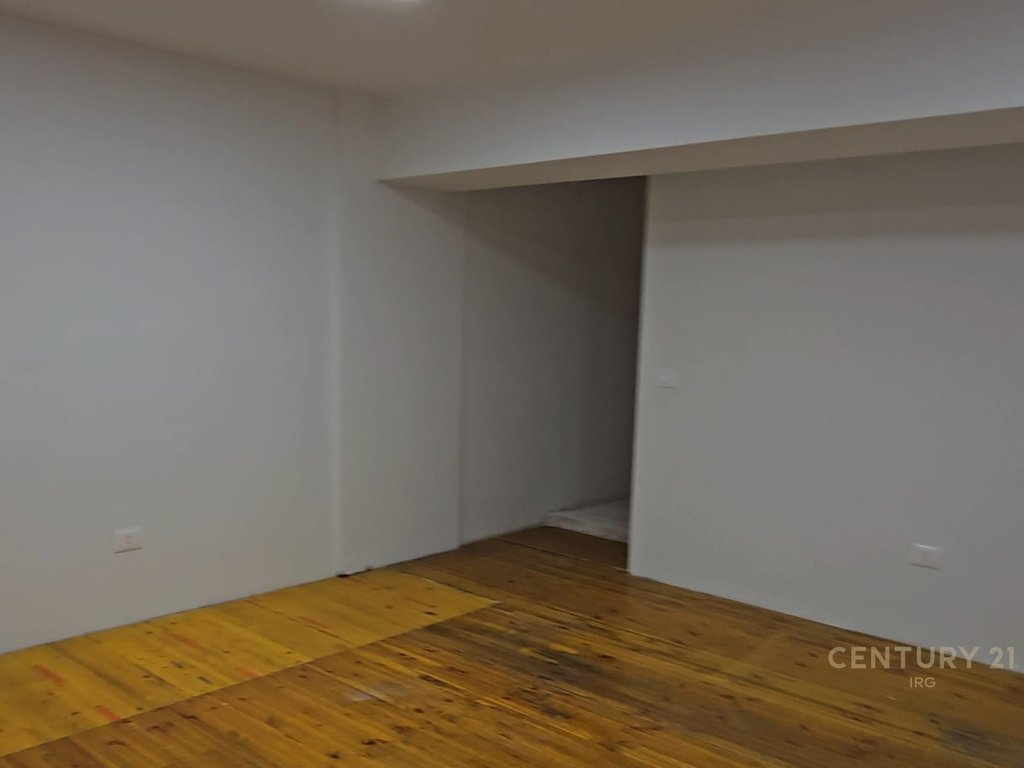 Ambient 50 m² për Qira | I Ndarë në 2 Nivele
