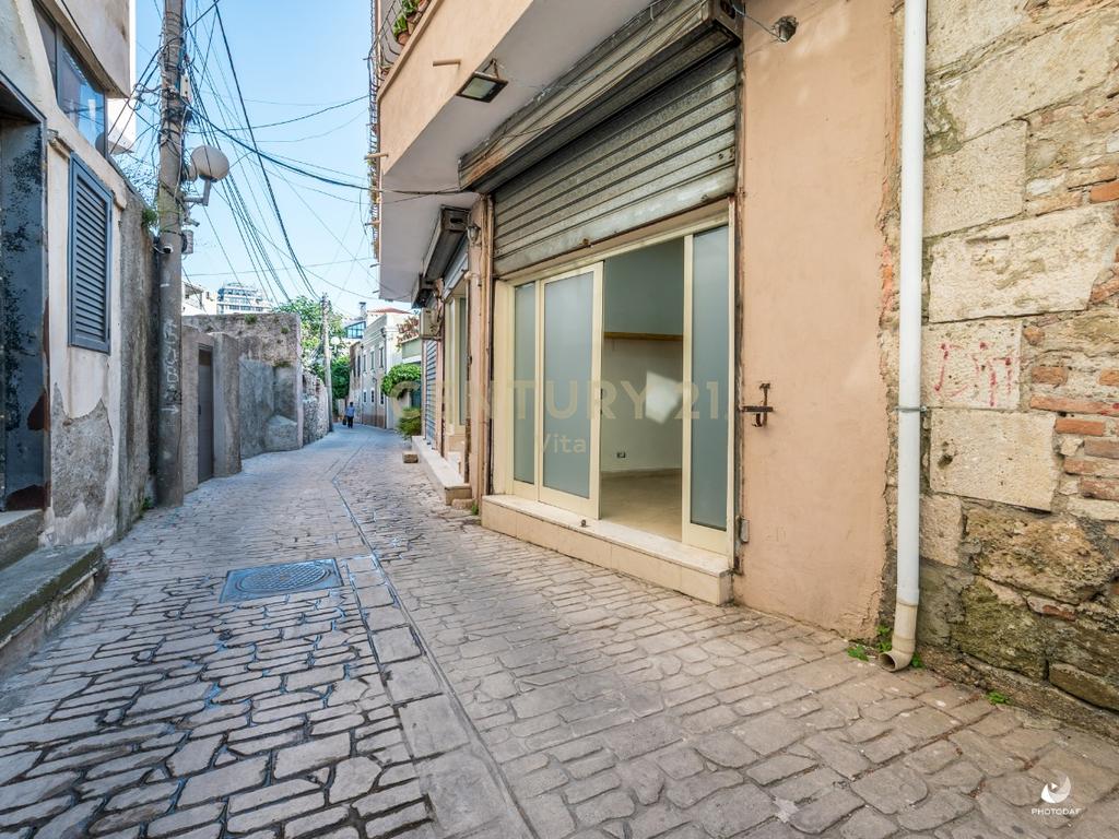 SHITET VILE ME 3 APARTAMENTE TE VECUARA + OBORR BASHKE ME 3 DYQANE I PERBASHKET NE BULEVARDIN EPIDAMN NE QENDER TE DURRESIT!