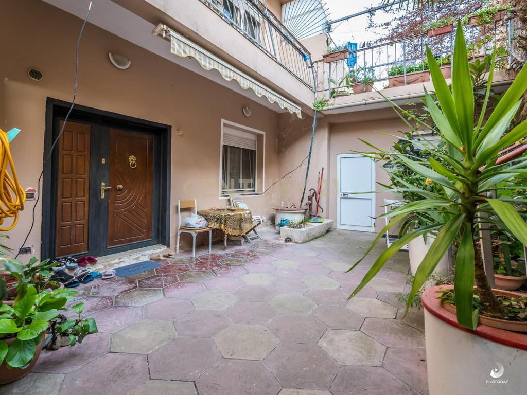 SHITET VILE ME 3 APARTAMENTE TE VECUARA + OBORR BASHKE ME 3 DYQANE I PERBASHKET NE BULEVARDIN EPIDAMN NE QENDER TE DURRESIT!