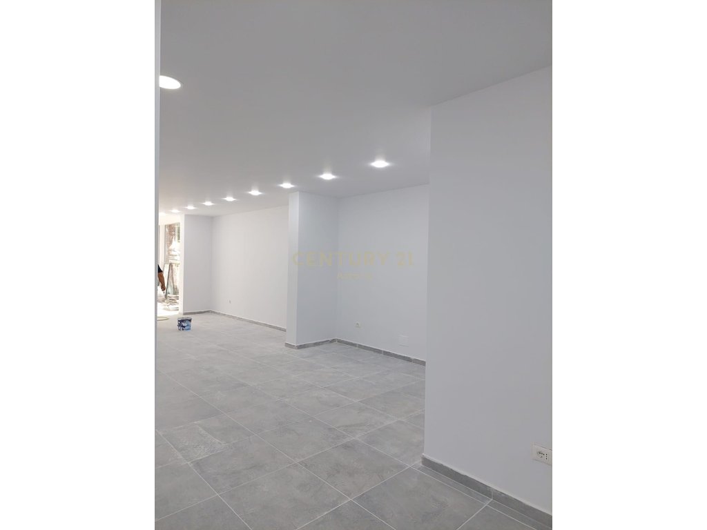 Okazion!!! Shitet Ambient Komercial 154m2 në Fresk