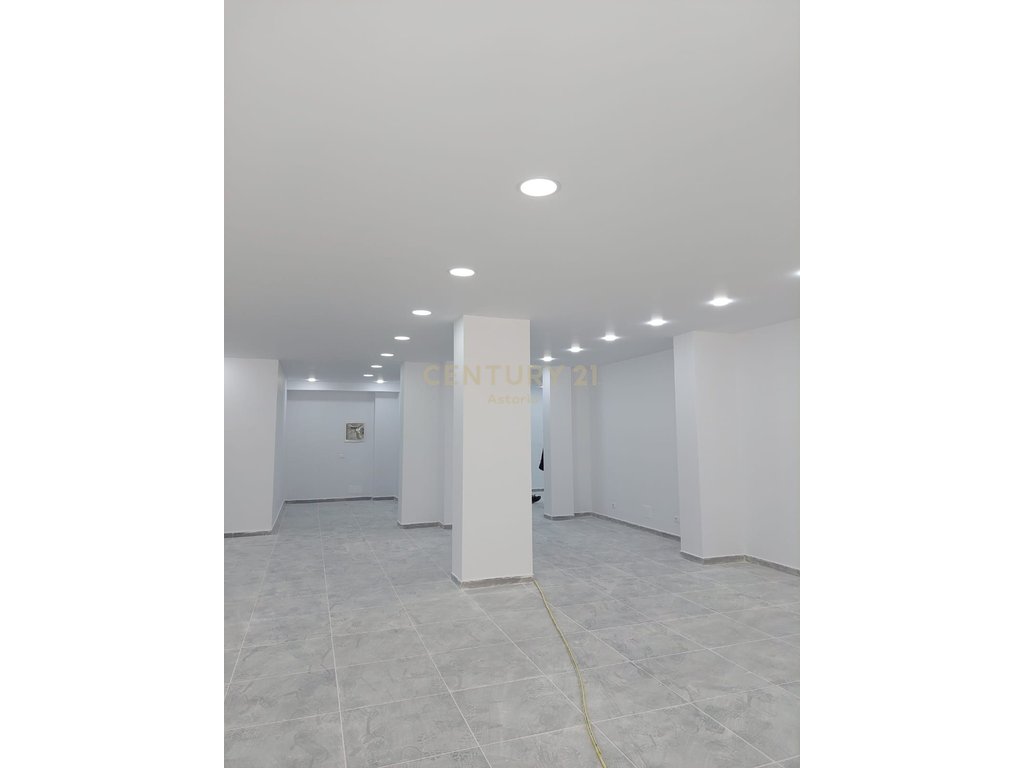 Okazion!!! Shitet Ambient Komercial 154m2 në Fresk