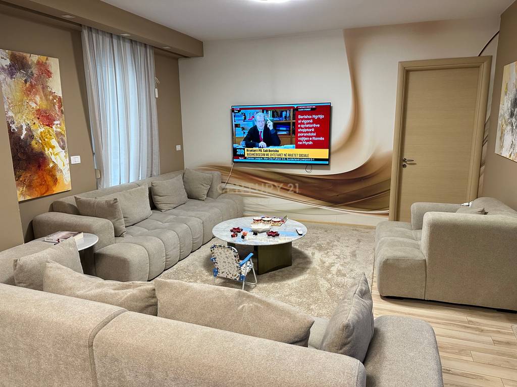 Shitet apartament 2+1+2