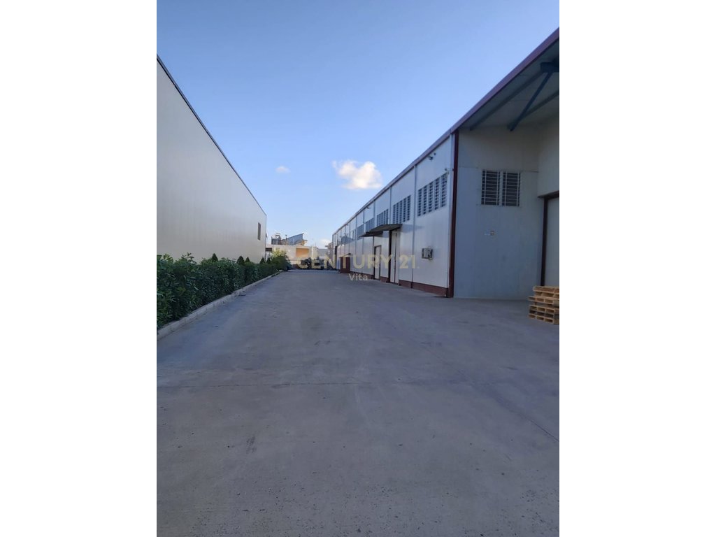 Magazinë 525m2 me Qira në Autostradën Durrës-Tiranë