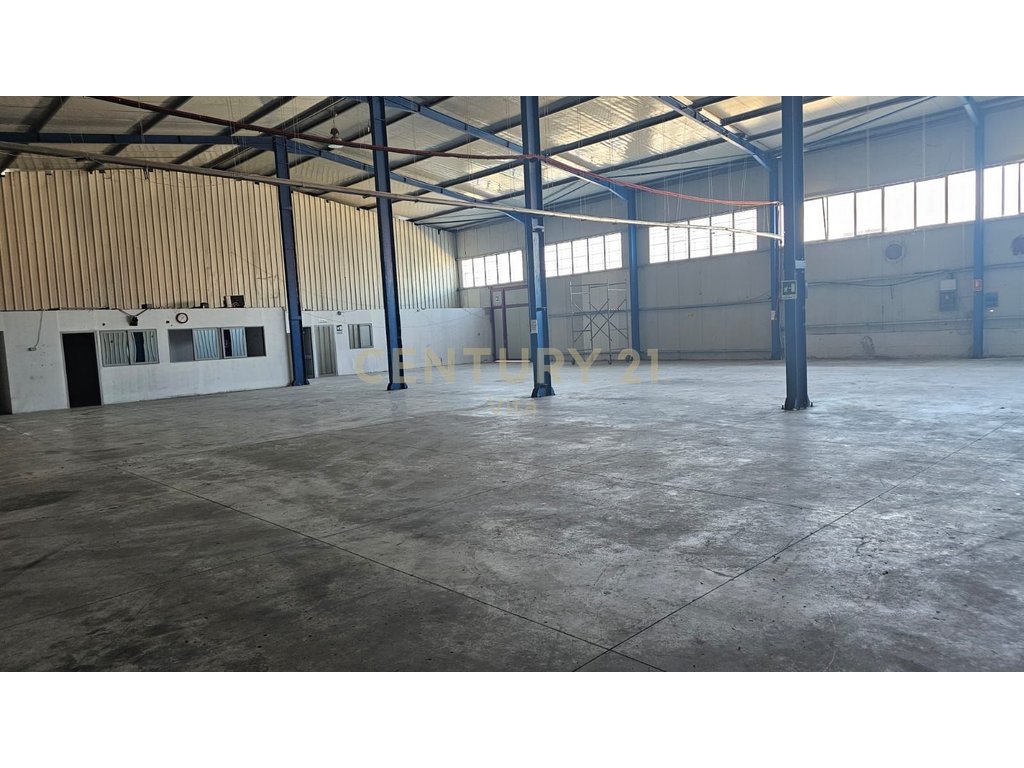 Magazinë 525m2 me Qira në Autostradën Durrës-Tiranë