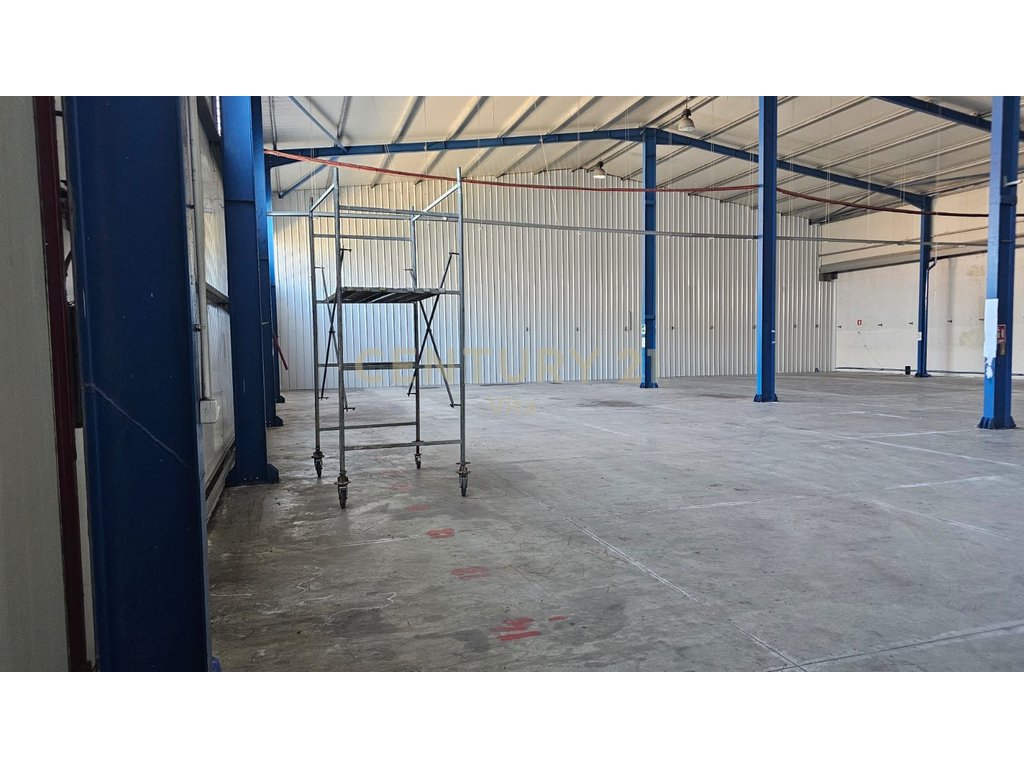 Magazinë 525m2 me Qira në Autostradën Durrës-Tiranë