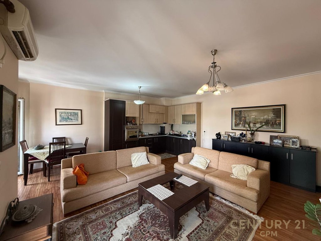 SHITET APARTAMENT 2+1+2 TEK MYSLYM SHYRI, ME PAMJE TE HAPUR NGA QENDRA