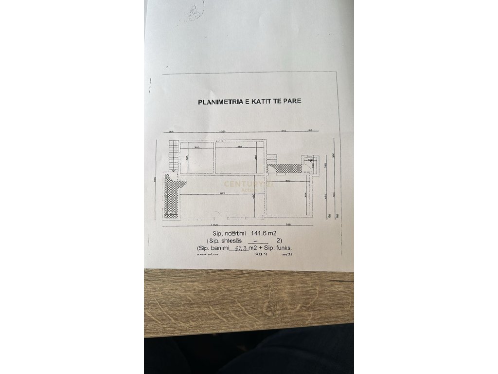 Jepet me qira njesi biznesi buze rruge ne Shkoze!