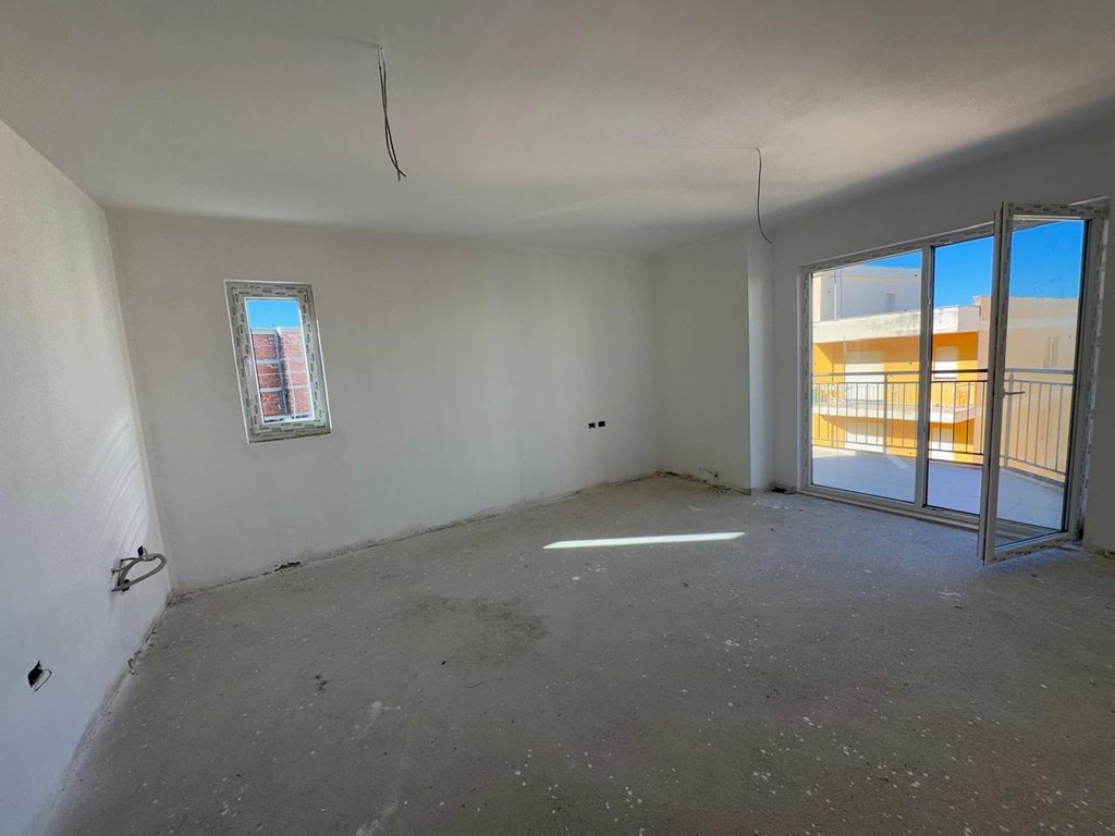 APARTAMENT 2+1 NE SHITJE,UJI I FTOHTE !