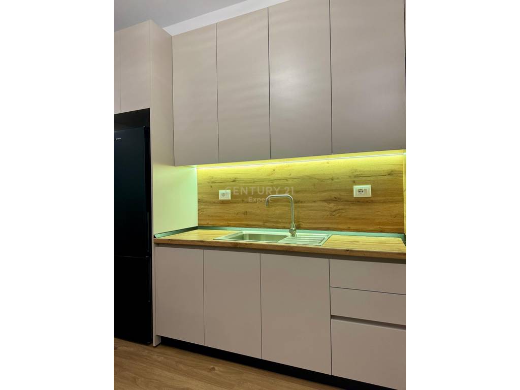 JAPIM ME QERA APARTAMENT TEK KADIU!