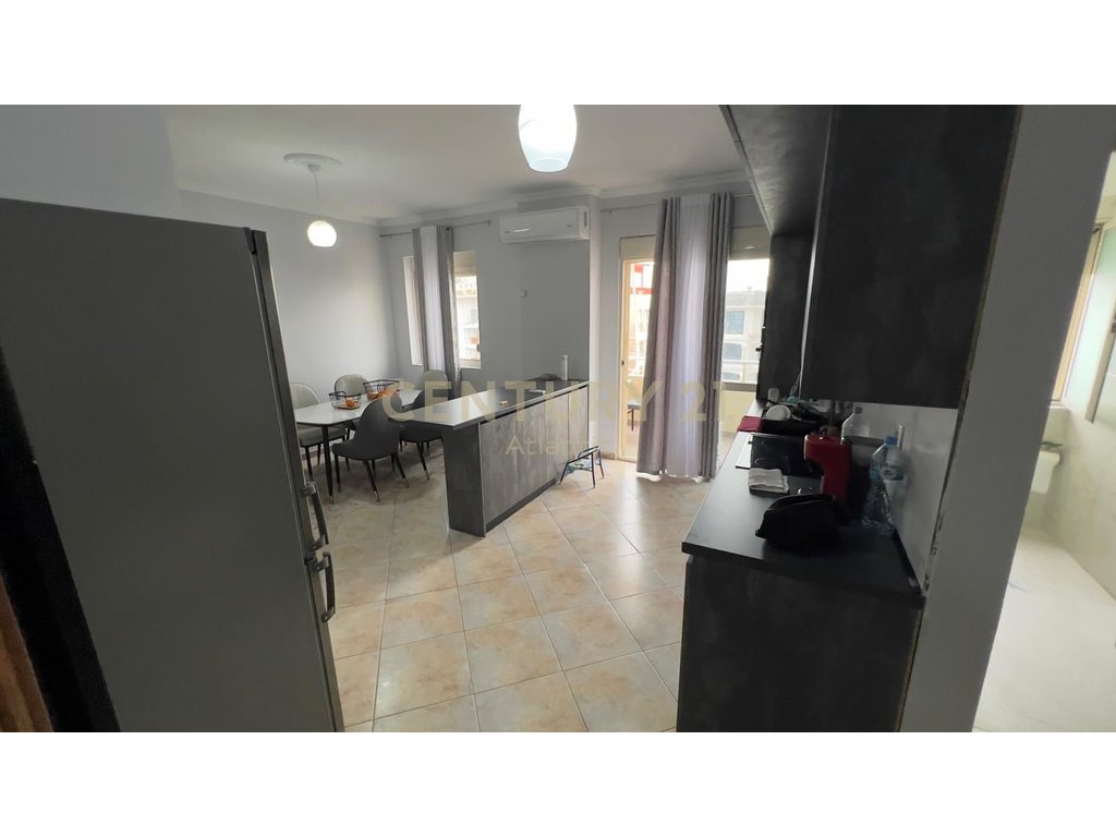 Shitet Apartament 2+1+2T me Dy Ballkone me pamje deti në Plazh, Durrës.