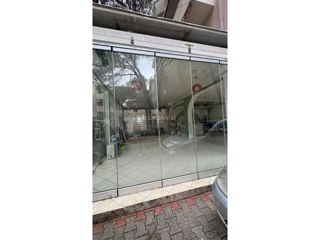 Shitet ambient biznesi per Bar- Restorant në Golem !