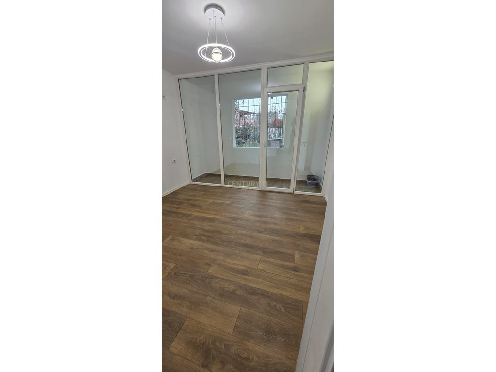 SHITET APARTAMENT 1+1 PRANE SHKOLLES “1 MAJI”, ALI DEMI