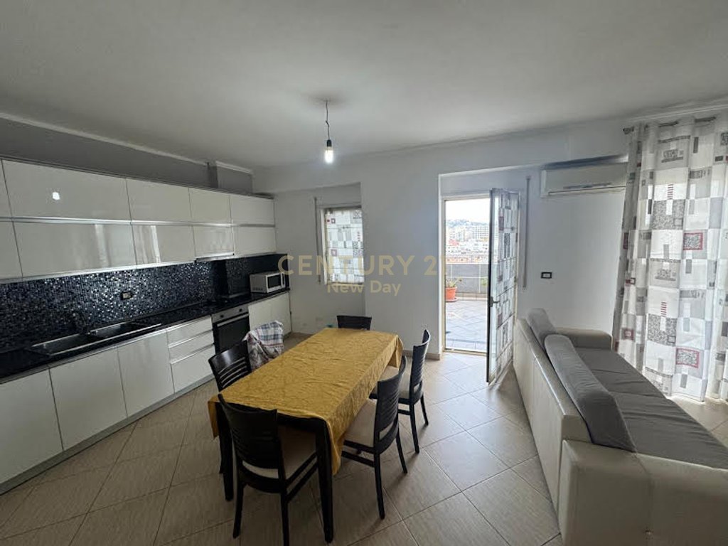 Shitet apartament 3+1+2 me verande.