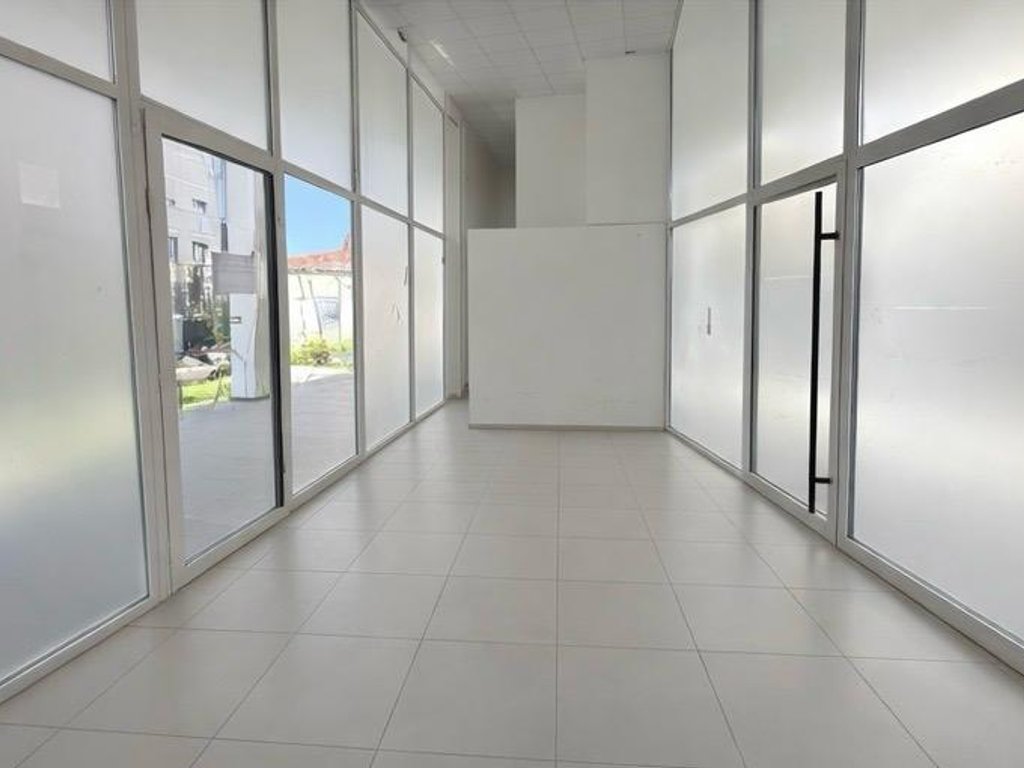 Ambient Komercial për shitje në Rrugën Barrikadave