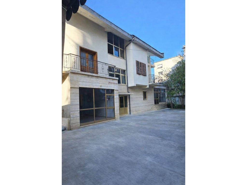 JEPET ME QIRA VILË 3-KATËSHE – ZONA ISH RESTORANT DURRËSIT